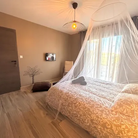 Palmiers 5 Min De La Mer, Confortable 4 Personnes, Parking Free, Villa *